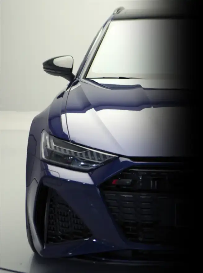 Carro esporte na cor prata com películas que bloqueiam o calor infravermelho e mantém o carro fresco em condições extremas