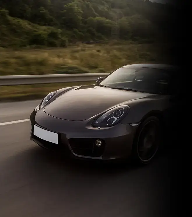 Carro esporte na cor prata com películas que bloqueiam o calor infravermelho e mantém o carro fresco em condições extremas