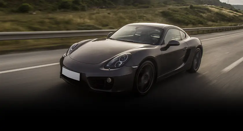 Carro esporte na cor prata com películas que bloqueiam o calor infravermelho e mantém o carro fresco em condições extremas