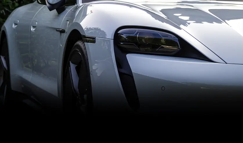 Carro esporte na cor prata com películas que bloqueiam o calor infravermelho e mantém o carro fresco em condições extremas