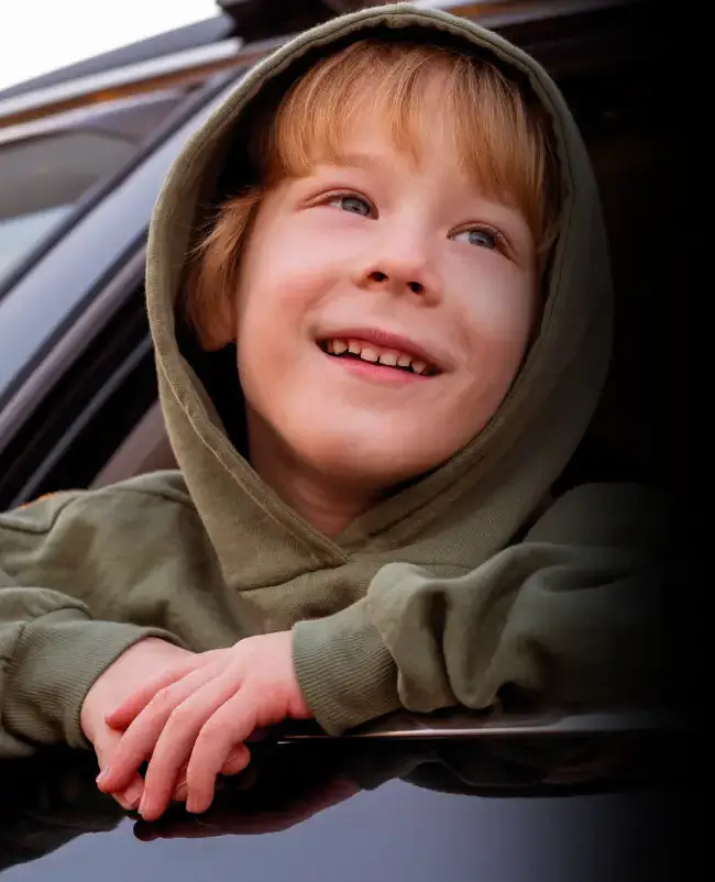 Carro esporte na cor prata com películas que bloqueiam o calor infravermelho e mantém o carro fresco em condições extremas