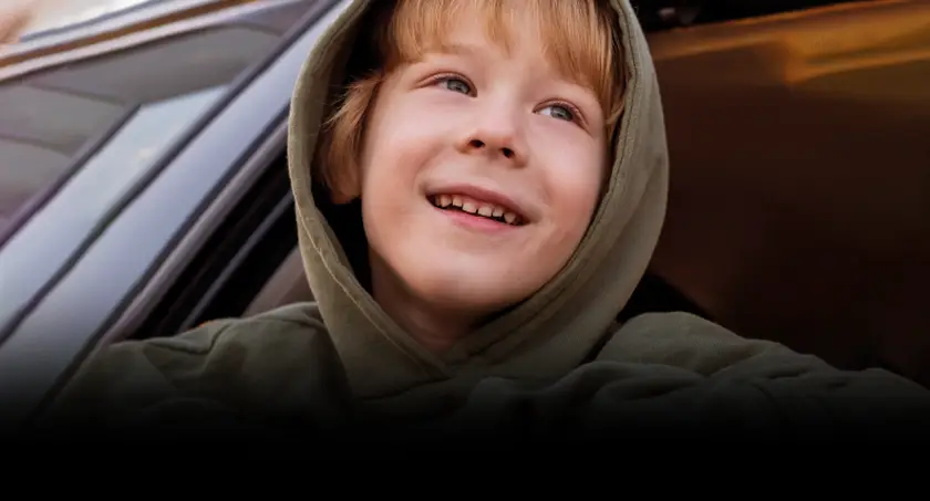 Carro esporte na cor prata com películas que bloqueiam o calor infravermelho e mantém o carro fresco em condições extremas