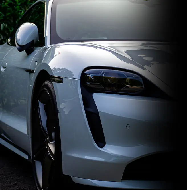 Carro esporte na cor prata com películas que bloqueiam o calor infravermelho e mantém o carro fresco em condições extremas