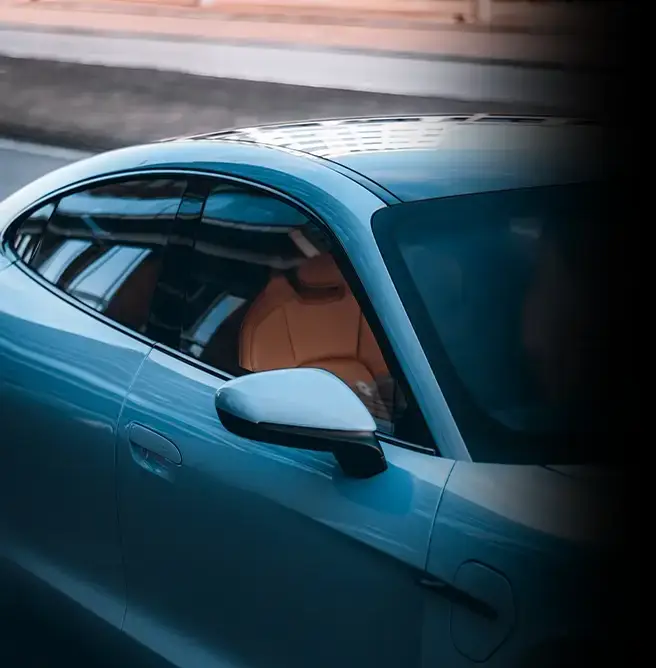 Carro esporte na cor prata com películas que bloqueiam o calor infravermelho, a entrada de calor e de raios danosos