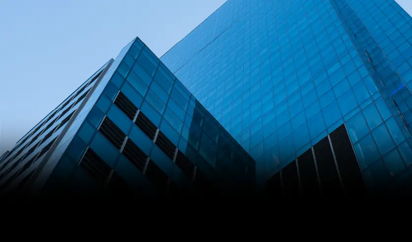 Prédios espelhados com películas matrix, que possuem estética agradável e cromada