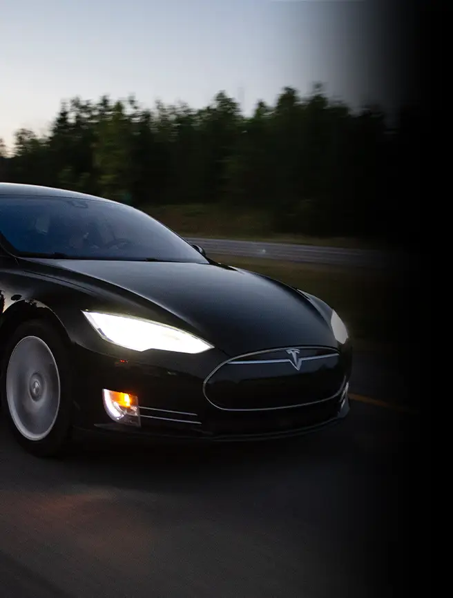 Carro esporte na cor prata com películas que bloqueiam o calor infravermelho e mantém o carro fresco em condições extremas