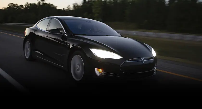 Carro esporte na cor prata com películas que bloqueiam o calor infravermelho e mantém o carro fresco em condições extremas