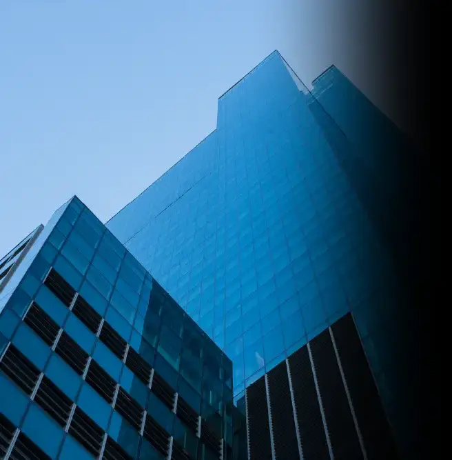 Prédios espelhados com películas matrix, que possuem estética agradável e cromada