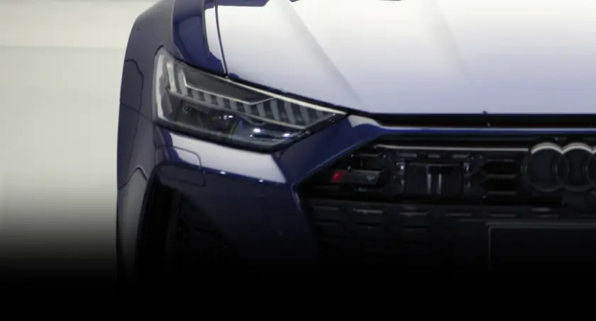 Carro esporte na cor prata com películas que bloqueiam o calor infravermelho e mantém o carro fresco em condições extremas