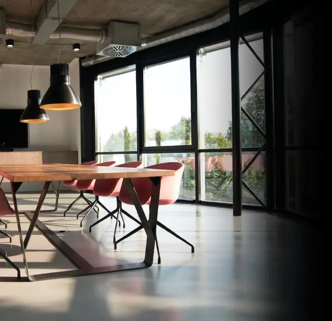 Carro esporte na cor prata com películas que bloqueiam o calor infravermelho e mantém o carro fresco em condições extremas