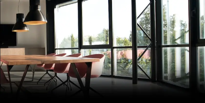 Carro esporte na cor prata com películas que bloqueiam o calor infravermelho e mantém o carro fresco em condições extremas