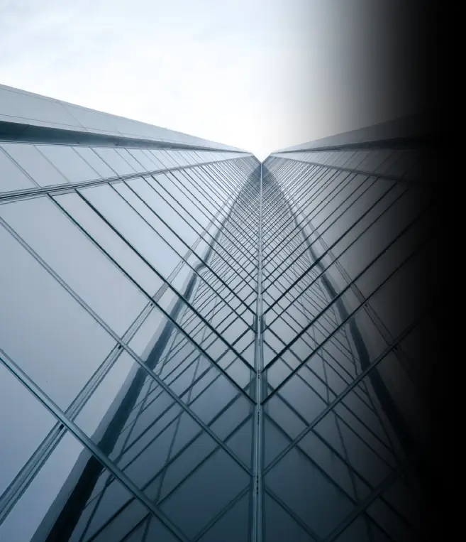 Carro esporte na cor prata com películas que bloqueiam o calor infravermelho e mantém o carro fresco em condições extremas