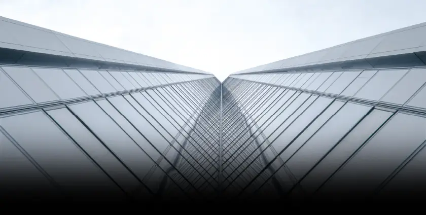 Carro esporte na cor prata com películas que bloqueiam o calor infravermelho e mantém o carro fresco em condições extremas