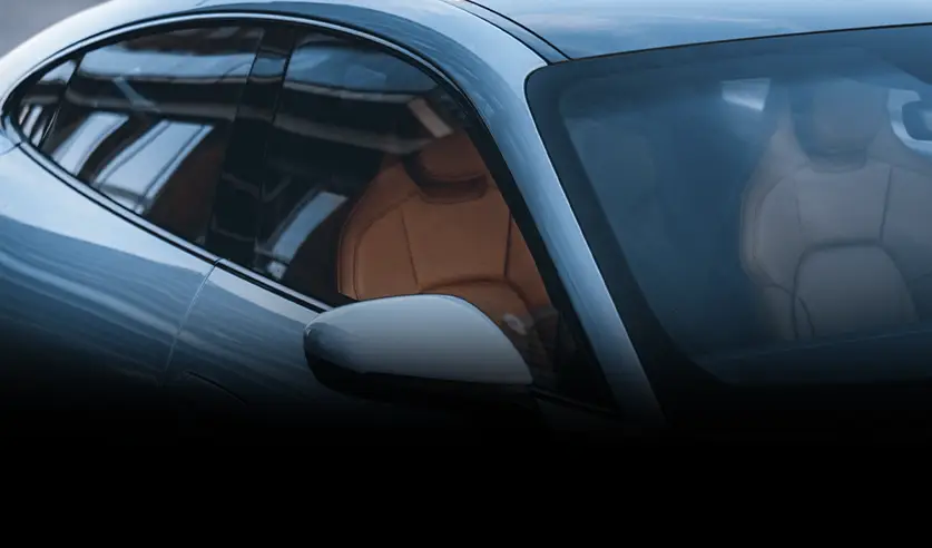 Carro esporte na cor prata com películas que bloqueiam o calor infravermelho, a entrada de calor e de raios danosos